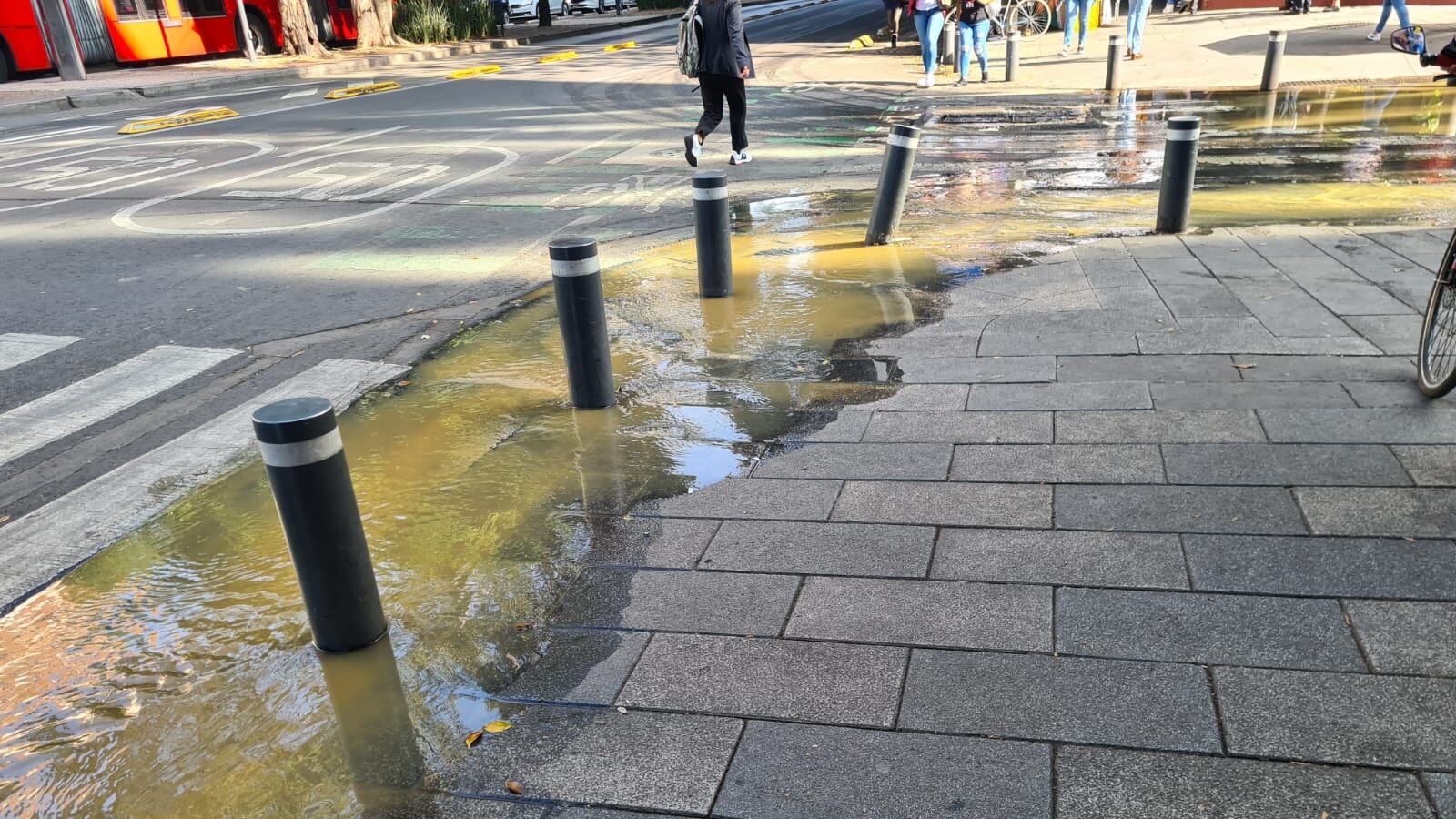 Fuga de heces fecales inunda las calles de la Colonia del Valle
