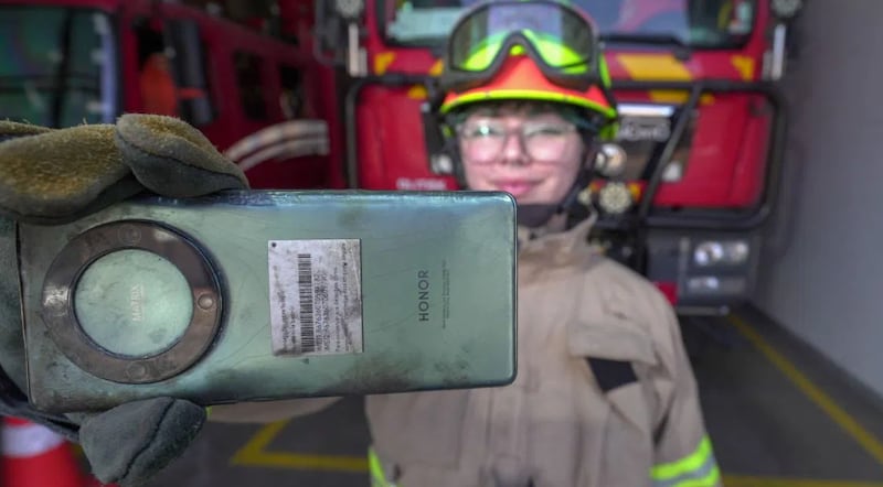 Después dos horas combatiendo un incendio, una bombera encontró su teléfono sonando entre las cenizas, completamente funcional