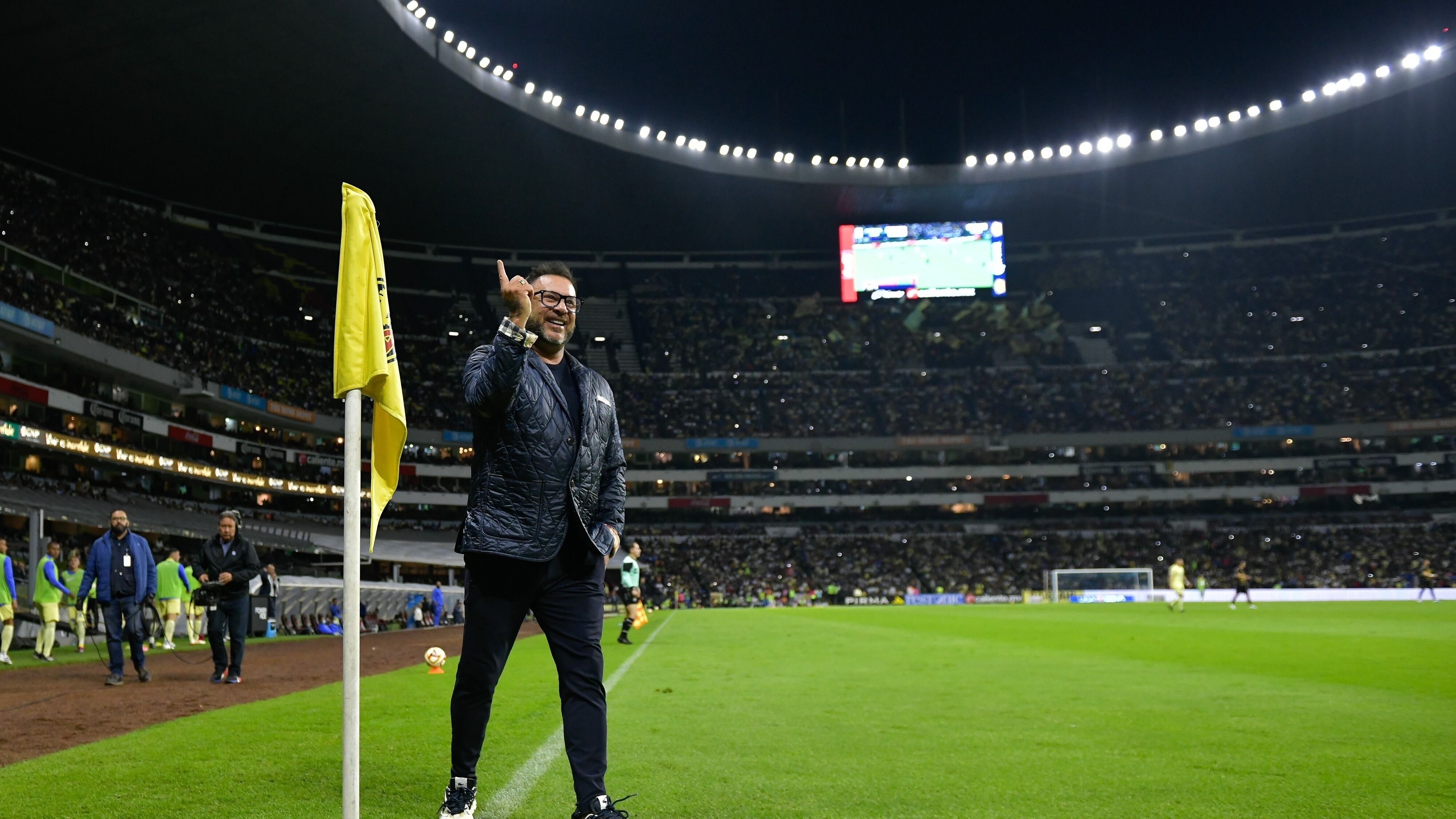 Antonio Mohamed se despidió del Azteca provocando a la afición del América