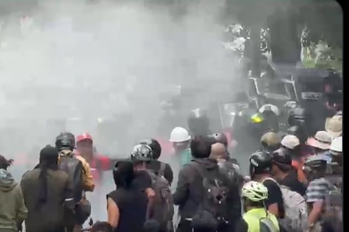 Enfrentamiento entre encapuchados y policías se registra afuera del Estadio Ciudad de México