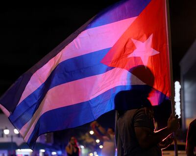 MIAMI, FLORIDA - 11 DE JULIO: Manifestantes se reúnen frente al restaurante Versailles para mostrar su apoyo al pueblo de Cuba, que salió a las calles para protestar el 11 de julio de 2021 en Miami, Florida. Miles de personas salieron a las calles en toda Cuba para protestar por las restricciones de la pandemia, el ritmo de las vacunas Covid-19 y el gobierno cubano. (Foto de Joe Raedle/Getty Images)