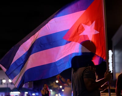 MIAMI, FLORIDA - 11 DE JULIO: Manifestantes se reúnen frente al restaurante Versailles para mostrar su apoyo al pueblo de Cuba, que salió a las calles para protestar el 11 de julio de 2021 en Miami, Florida. Miles de personas salieron a las calles en toda Cuba para protestar por las restricciones de la pandemia, el ritmo de las vacunas Covid-19 y el gobierno cubano. (Foto de Joe Raedle/Getty Images)