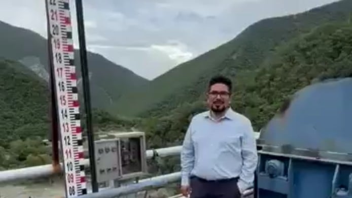 Luis Carlos Alatorre explicó el proceso para desfogar agua de la presa.