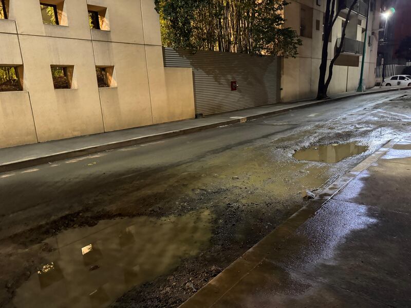 Enormes baches convierten calles de Polanco en una 'zona de guerra'