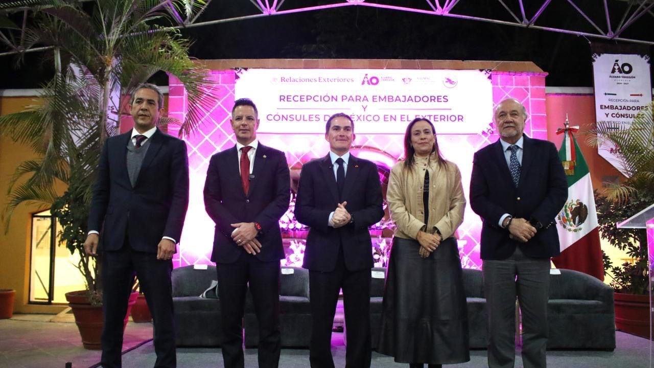 Javier Navarro (derecha) encabezó la recepción en CDMX.