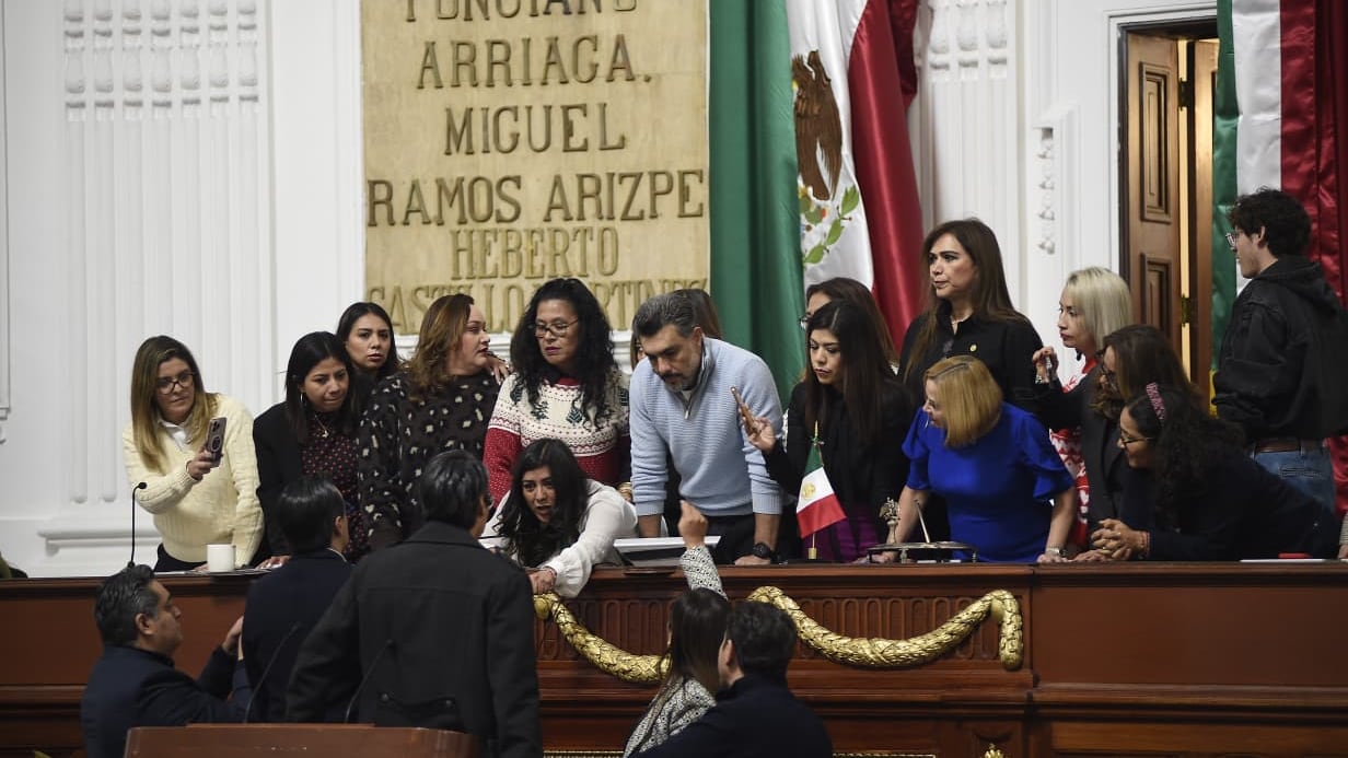Morena acusó a legisladores del PAN de irrumpir de manera violenta en la tribuna del Congreso capitalino
