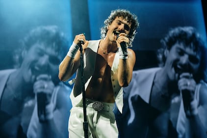Benson Boone añadió una noche exitosa a su carrera como parte de su primera presentación en México en el Pepsi Center el pasado 3 de abril, logrando conquistar a sus fanáticos que consiguieron celebrar la visita del famoso artista al ritmo de sus temas más populares.  El intérprete de tan solo 22 años protagonizó una noche única, en donde deleitó a sus seguidores con algunos de sus exitosos temas, entre ellos “Beautiful Things”, “Cry”, “Sugar Sweet”, “Before You”, “What Was”, entre otros.
