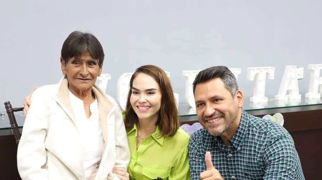 Tomás Montoya, presidente del DIF, entregó las prótesis a los adultos mayores.