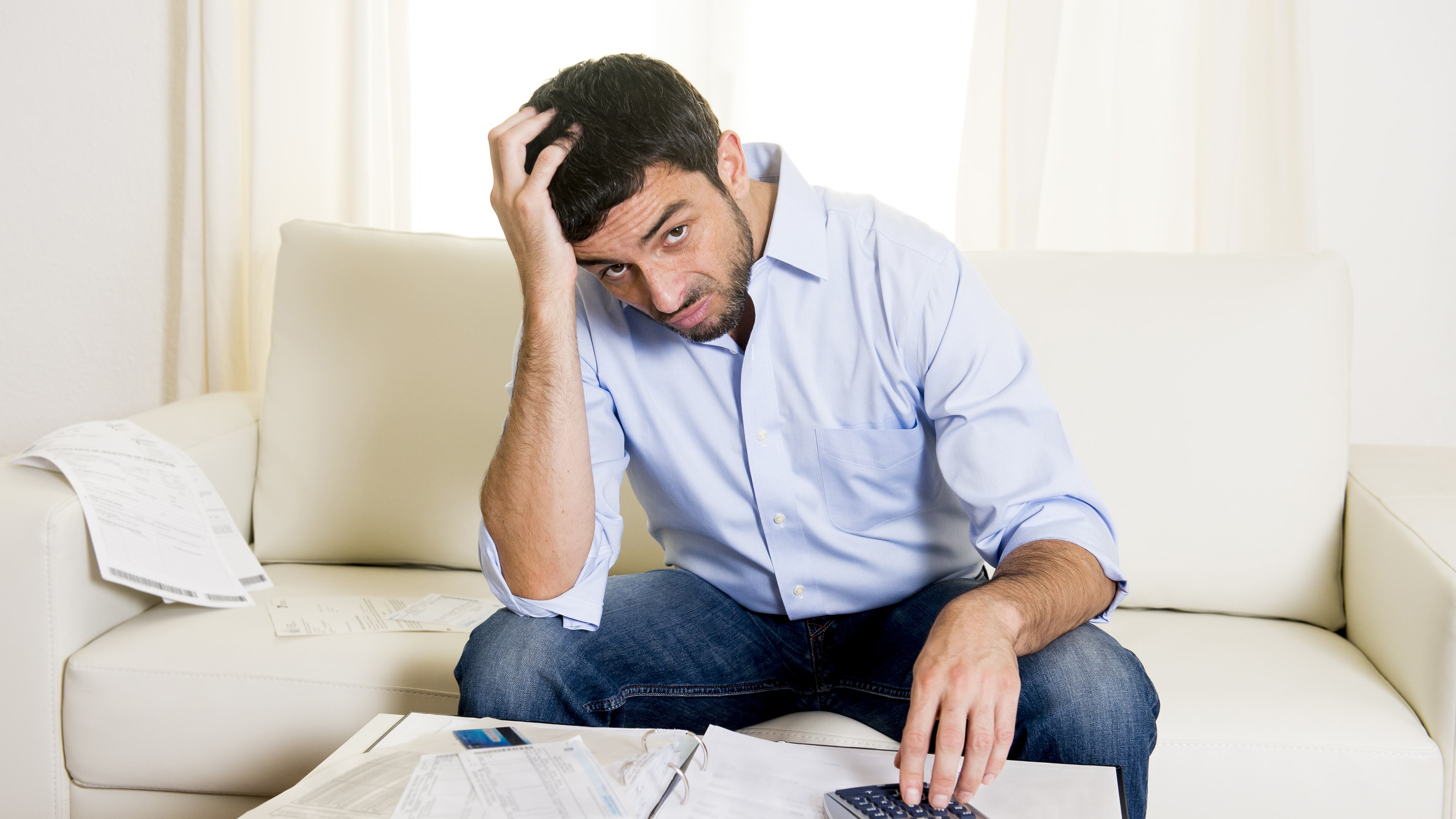 No gastes el dinero que aún no recibes, lleva una lista de gastos, paga a tiempo y fija una meta de ahorro.