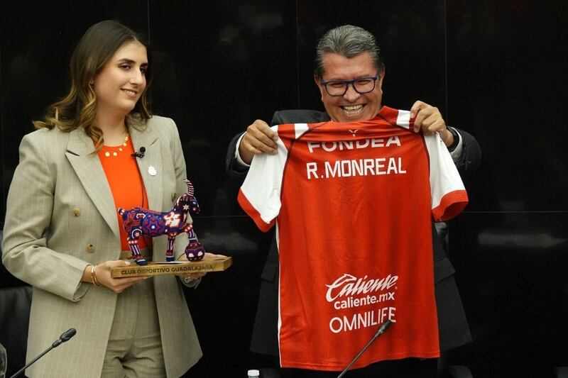 Ricardo Monreal, coordinador de la JUCOPO, encabezó la entrega de reconocimientos a  Carolina Jaramillo, Alicia Cervantes, Casandra Montero y Blanca Félix, jugadoras de las Chivas