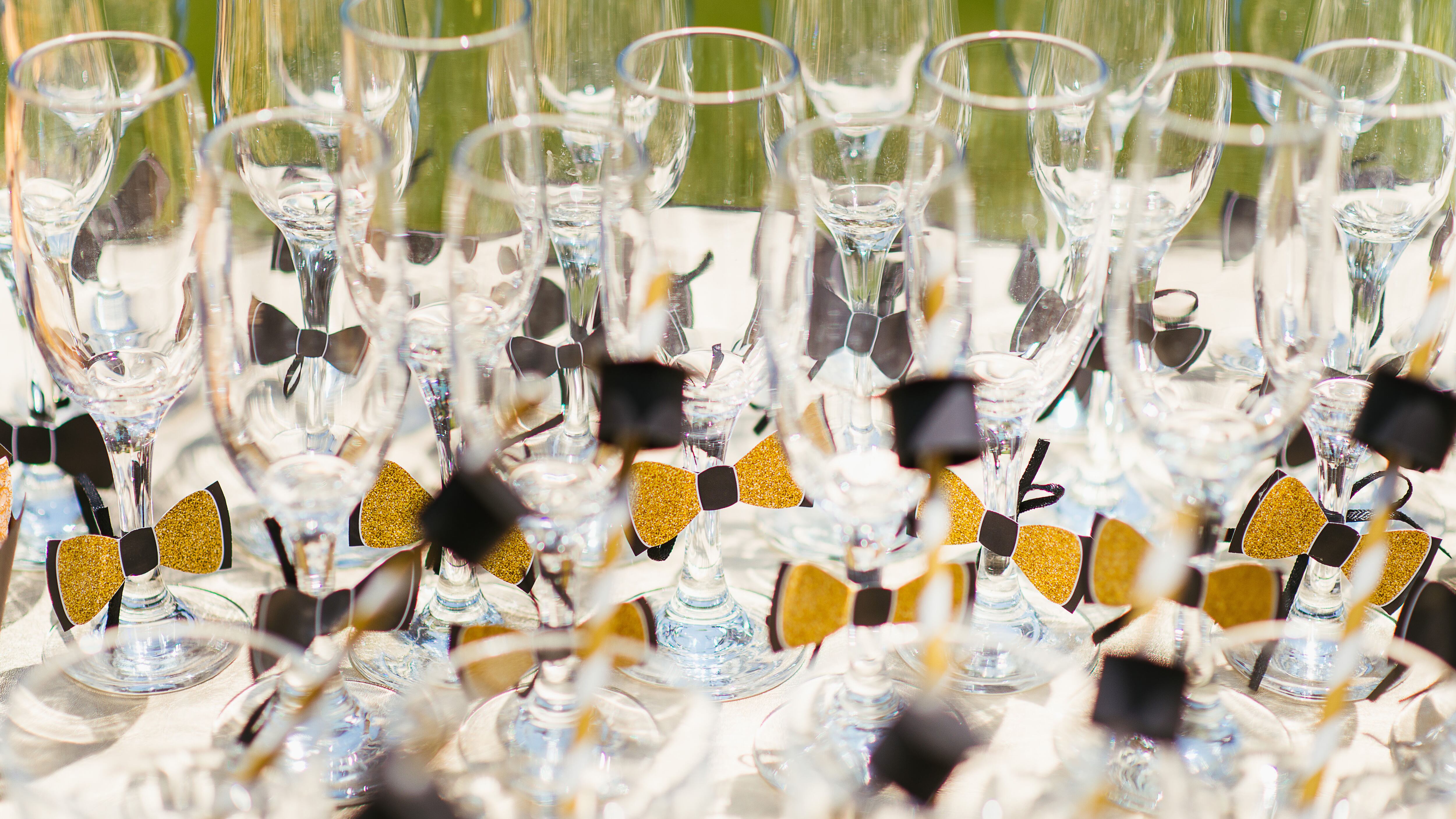 El precio de una fiesta de graduación varia según el lugar que elijas, servicios incluidos, tipo de anillo, arreglo personal y número de invitados.