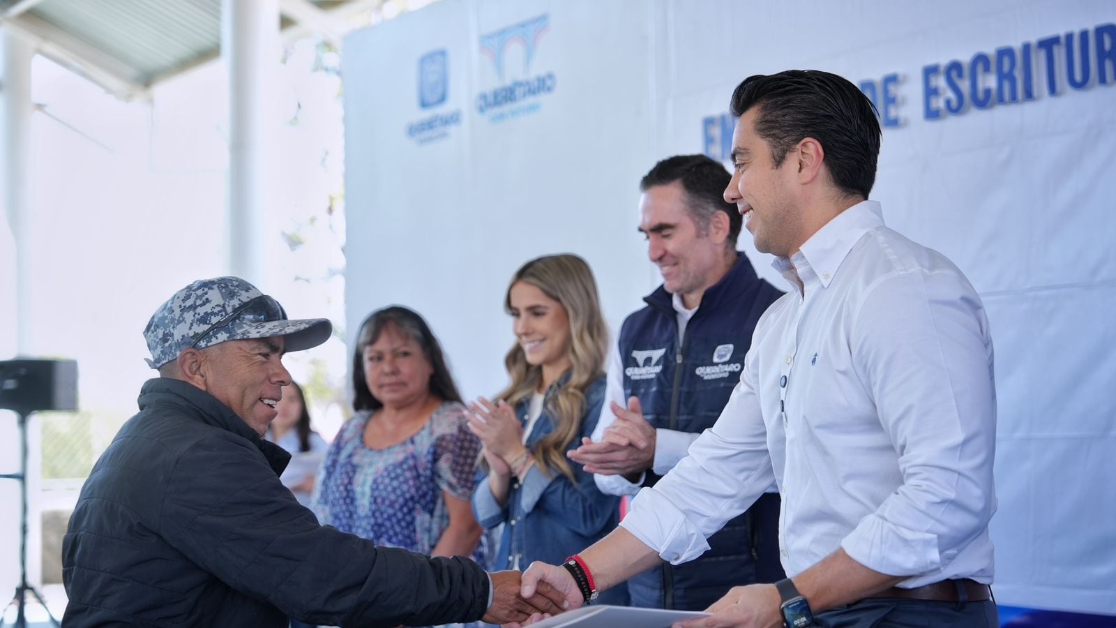 Entregan escrituras públicas a 184 familias en Querétaro