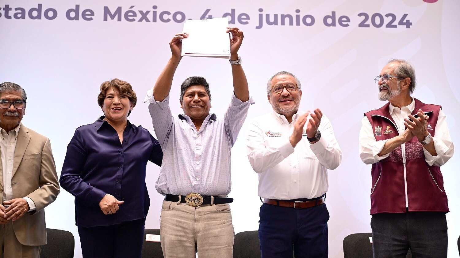 Delfina Gómez Álvarez entrega 600 documentos agrarios
