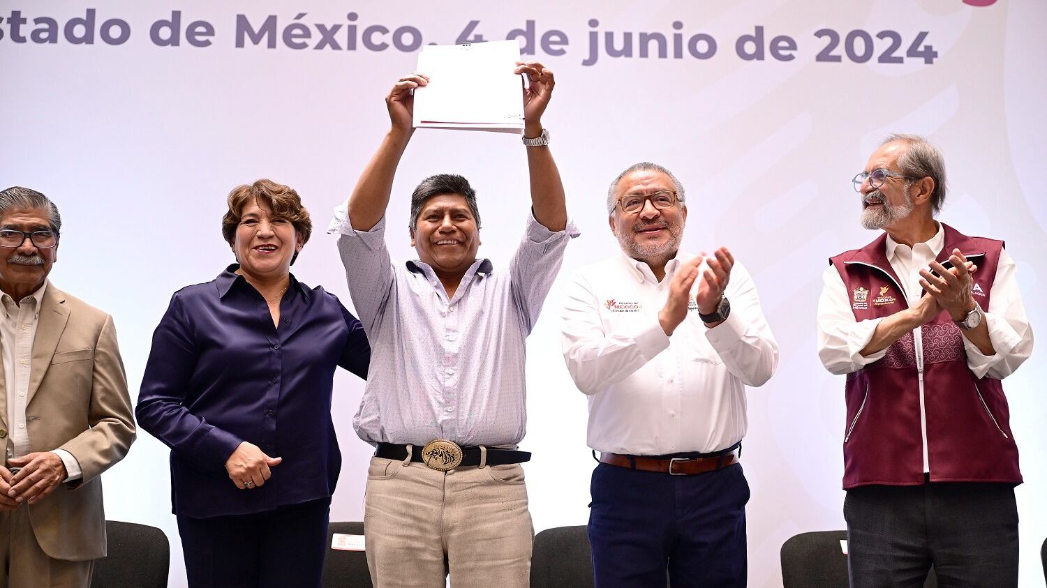 Delfina Gómez Álvarez entrega 600 documentos agrarios