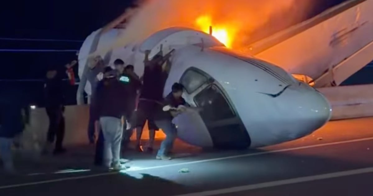 Avión se estrella contra carretera de Laredo y conductores intentan salvar a los pasajeros de incendio