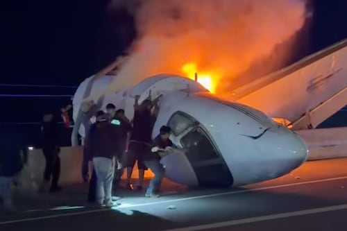 Avión se estrella contra carretera de Laredo y conductores intentan salvar a los pasajeros de incendio