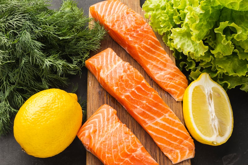 Con su abundancia de nutrientes beneficiosos, este pescado puede contribuir significativamente a tu bienestar cardiovascular, cerebral, óseo y metabólico. Foto: Freepik.
