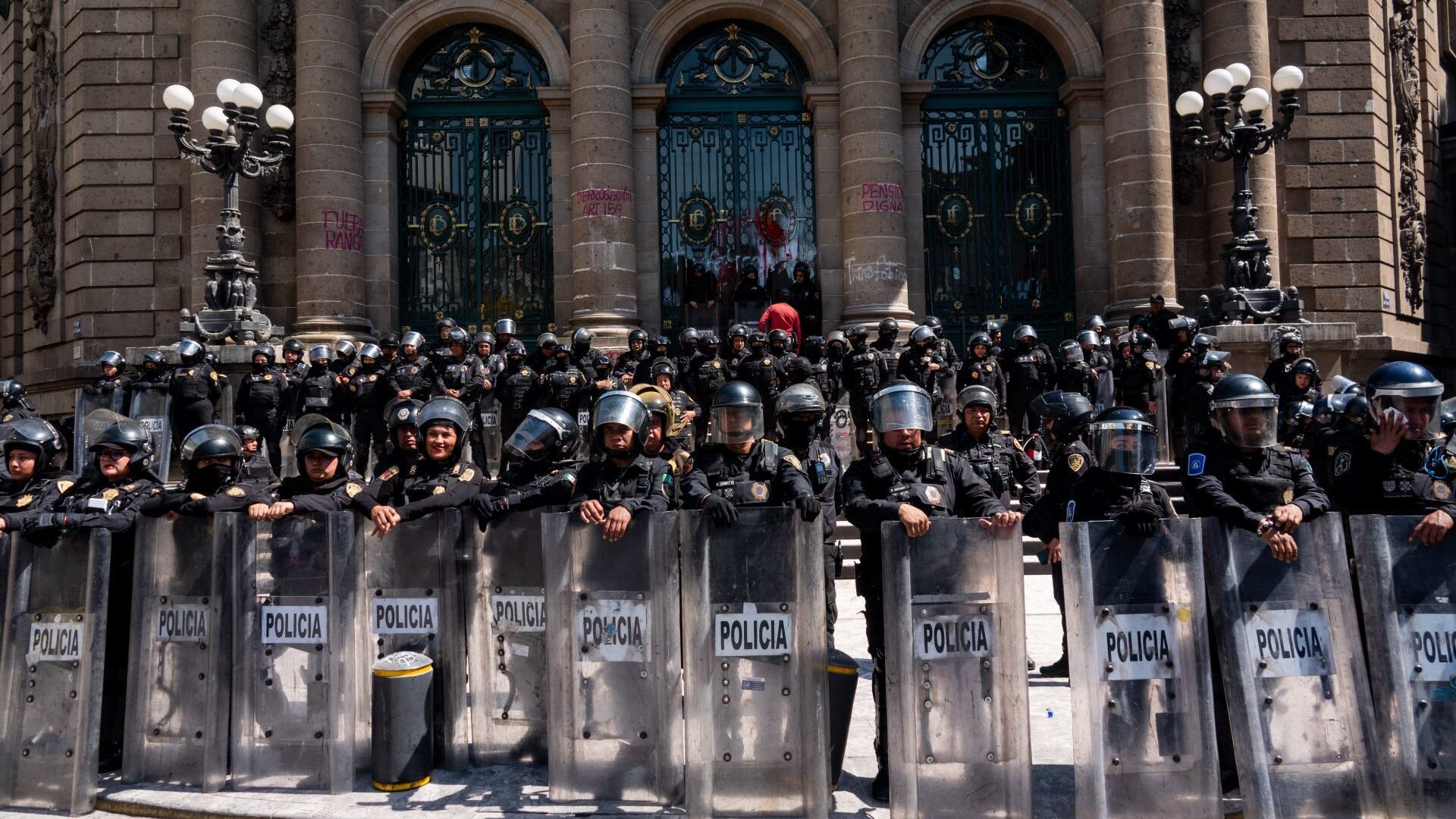 Policías con equipos antimotines resguardan el acceso del Congreso Local tras la protesta del colectivo VIHVELibre.