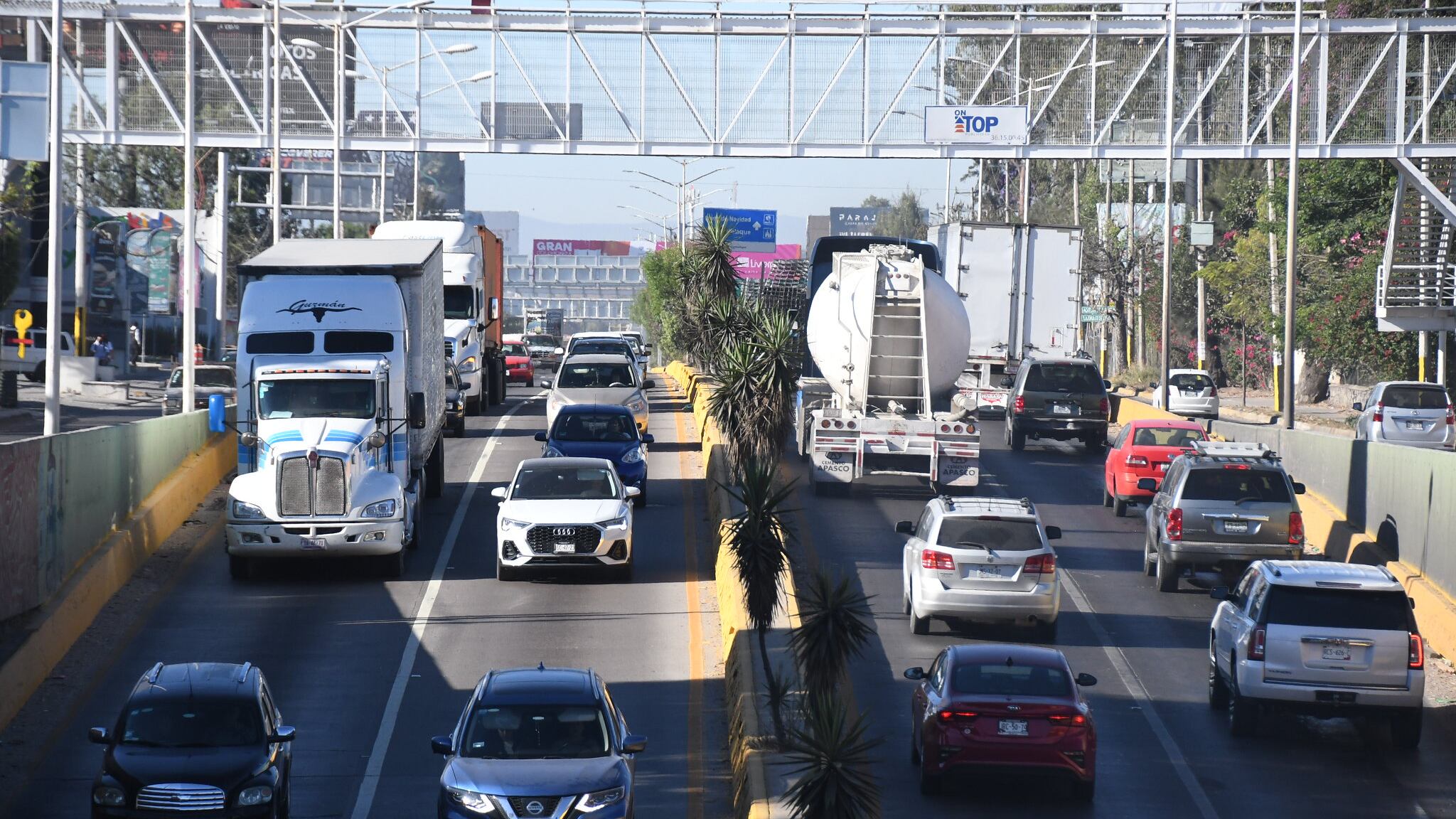 A pesar de la regulación del transporte de carga, siguen los problemas de ingreso y salida de vehículos en López Mateos en horas pico.