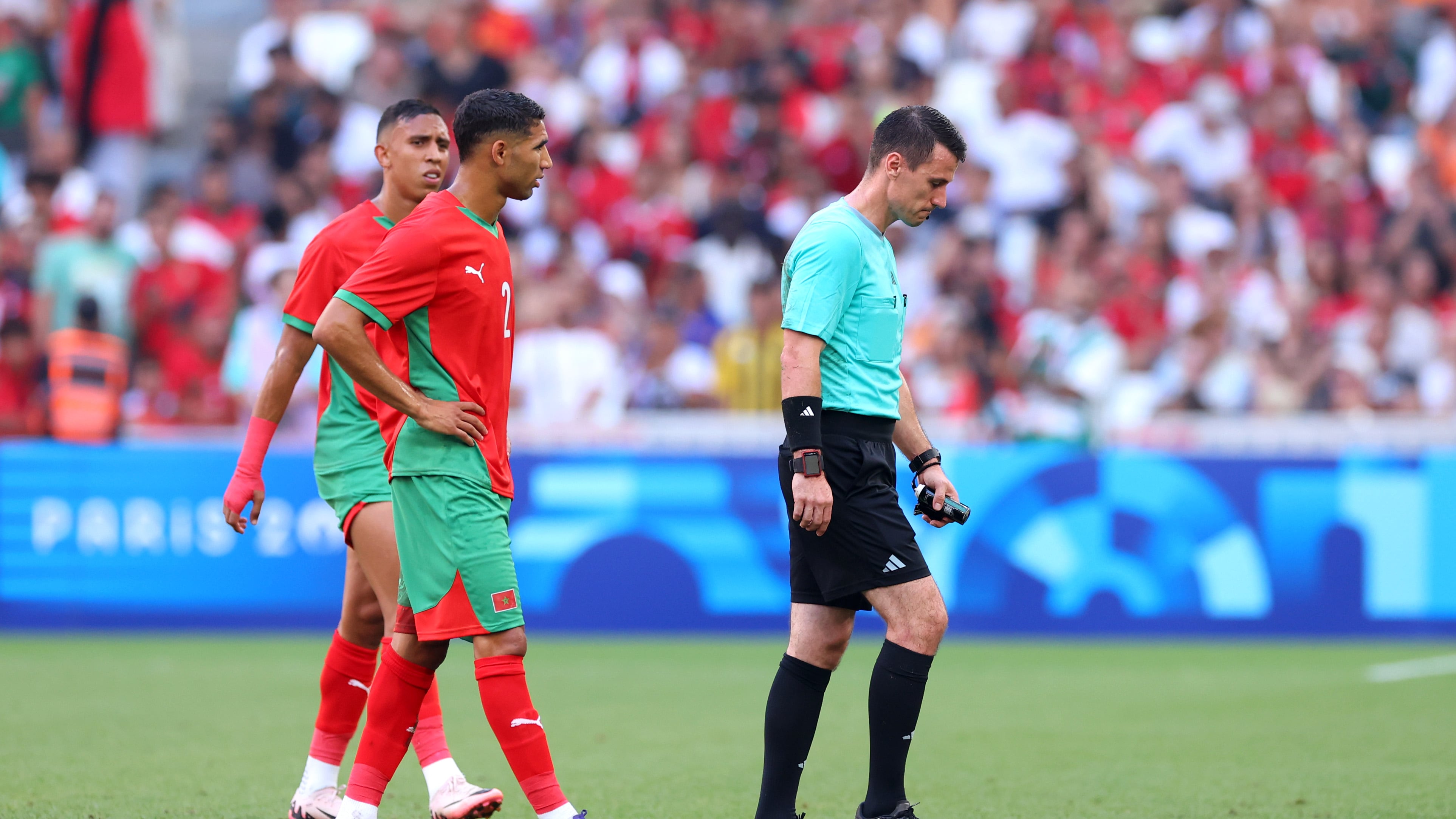 El árbitro Ilgiz Tantashev sufró una lesión en la semifinal de futbol olímpico.