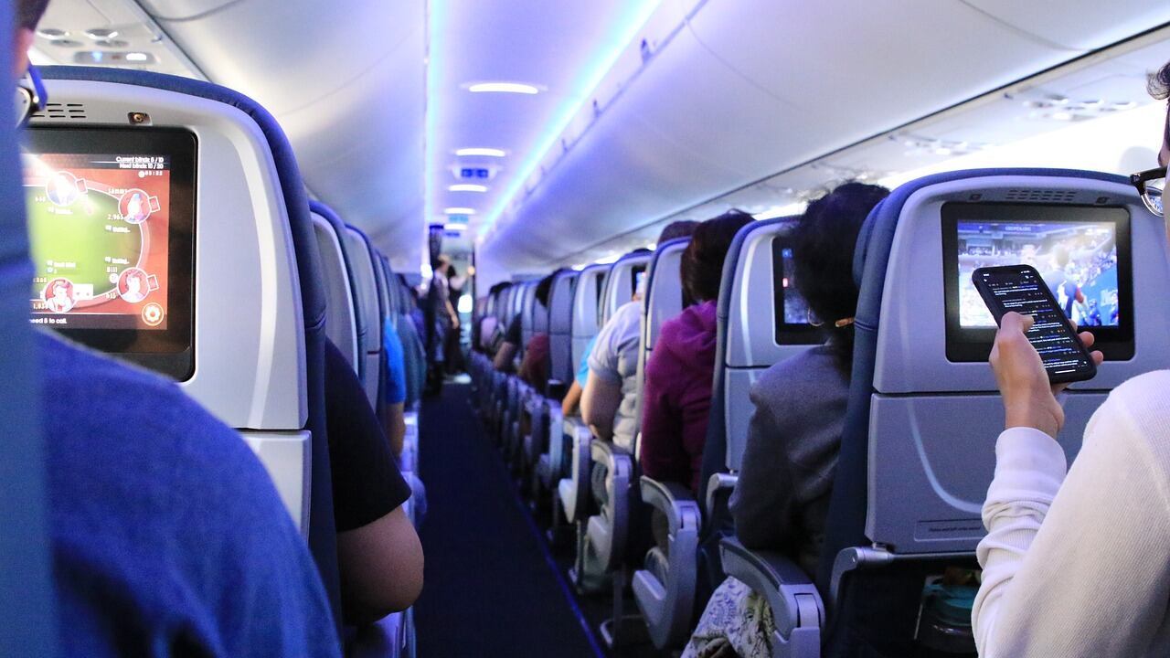 Pasajeros en un avión