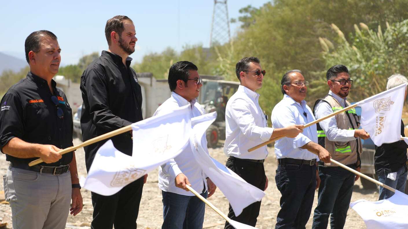 Autoridades estatales y municipales dieron el banderazo de inicio de obras.