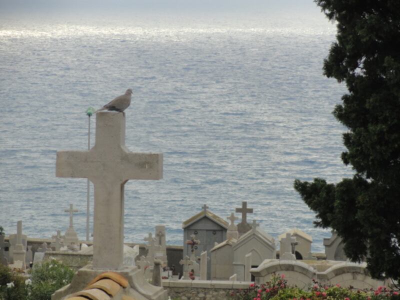 Cementerio a la orilla del mar