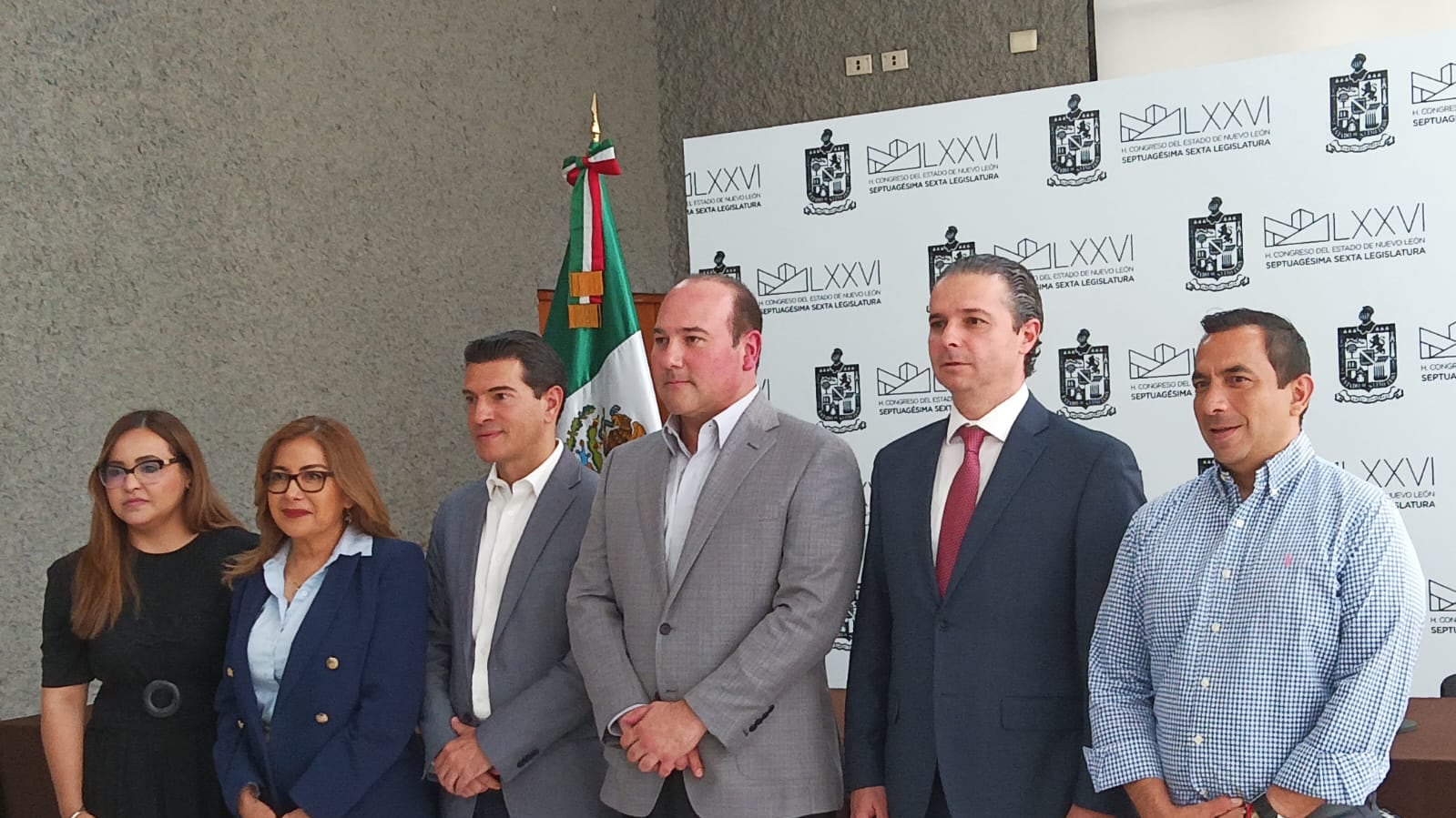 Representantes de diversos organismos acudieron la tarea del martes al Congreso de Nuevo León para solicitar se les deposite el total del pago.