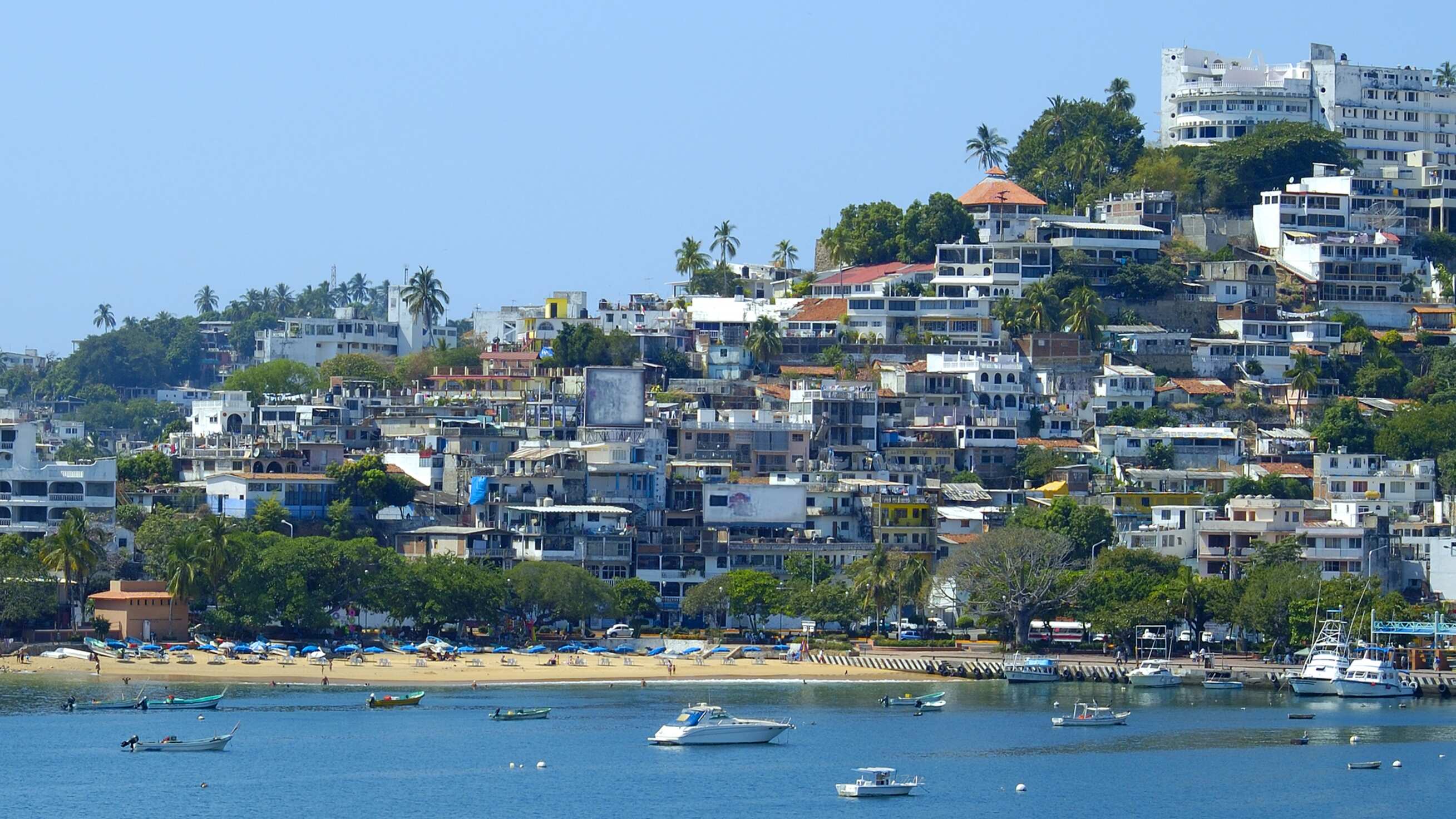 Los acapulqueños respaldados por la solidaridad nacional e internacional, han trabajado incansablemente para reconstruir el destino, dando vida a nuevos hoteles y restaurando la infraestructura con un vigor renovado