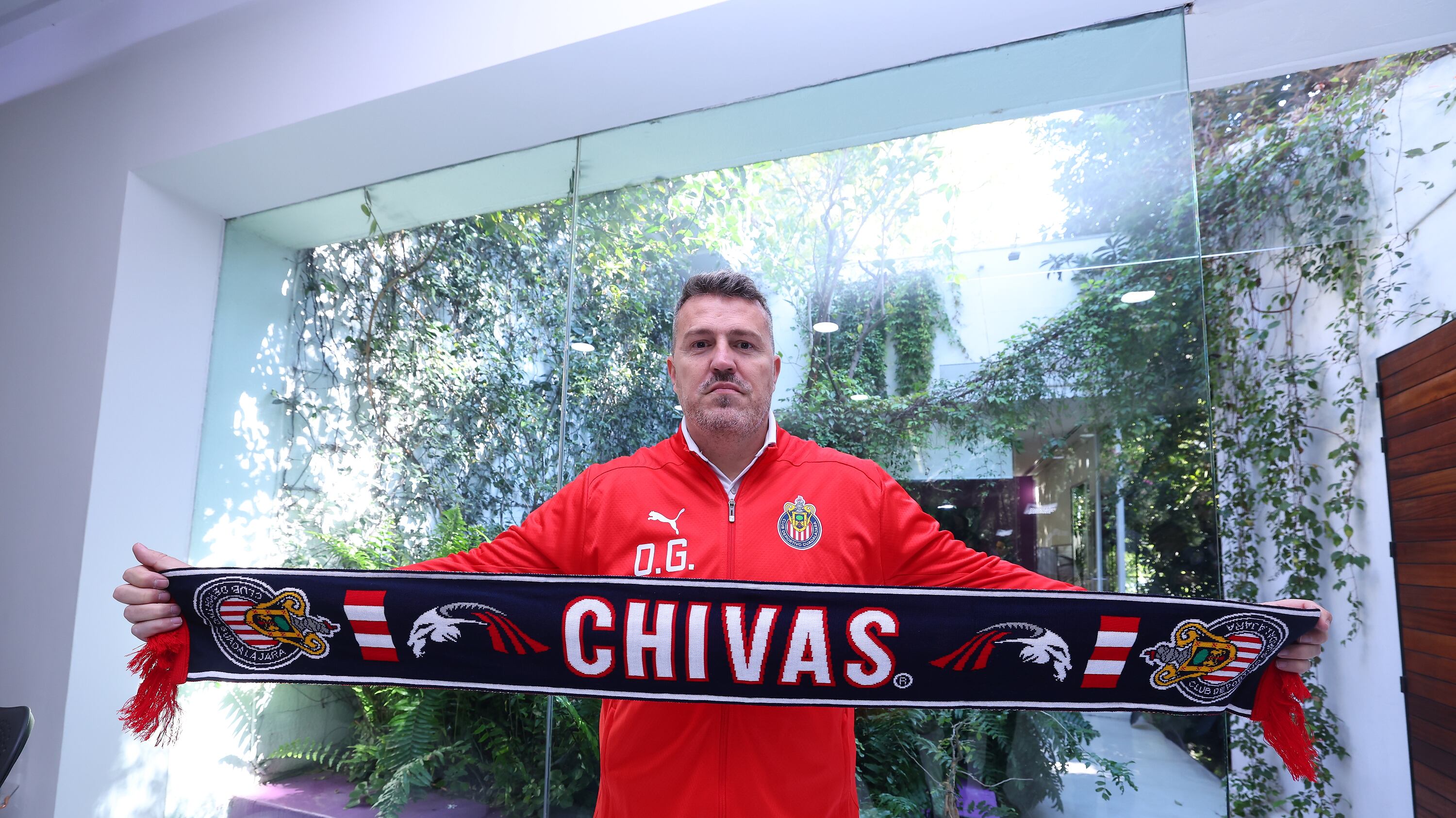 Óscar García firma con Chivas