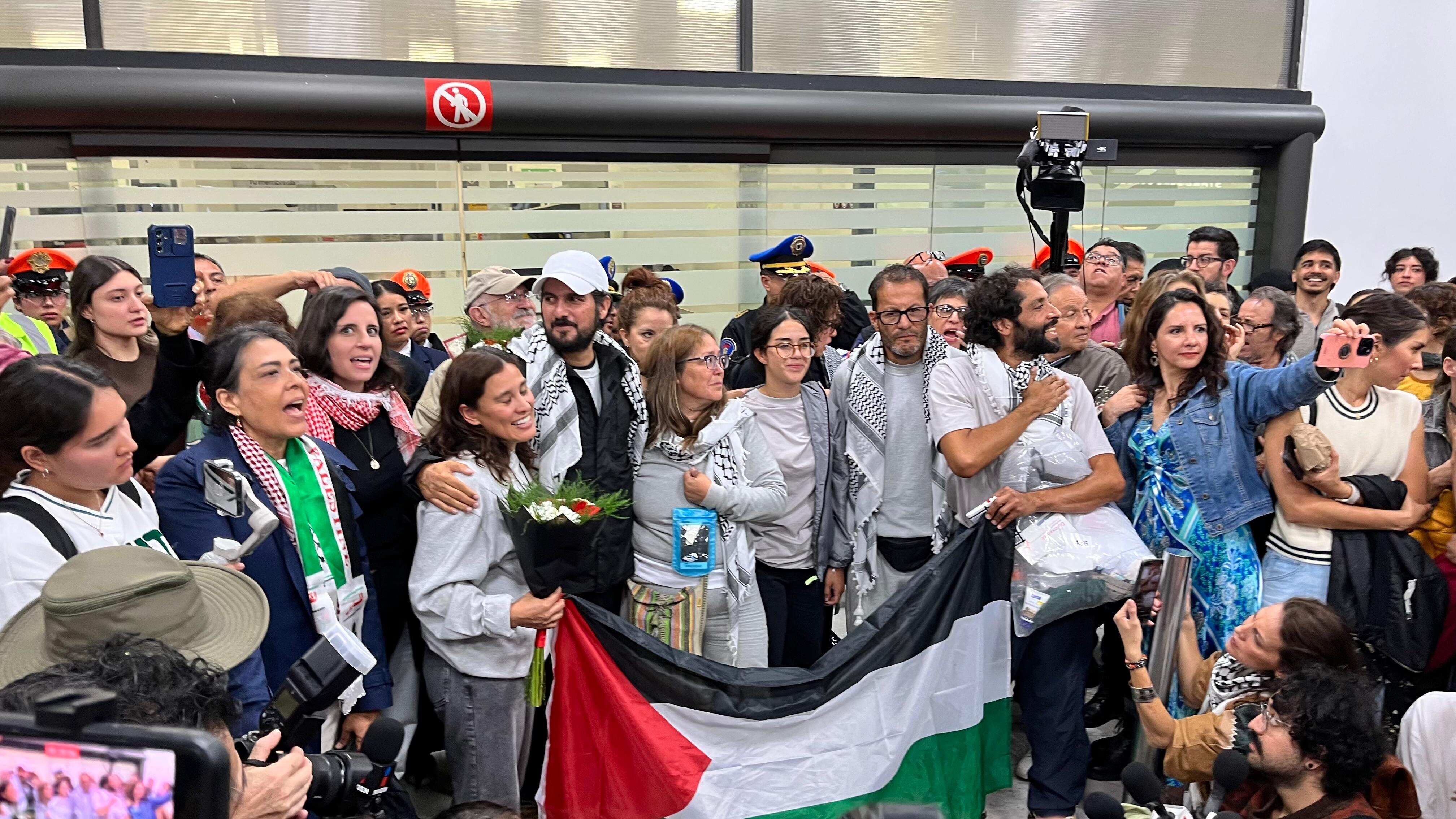 Los repatriados llegaron a la Ciudad de México la mañana de este miércoles 8 de octubre en un vuelo comercial directo.