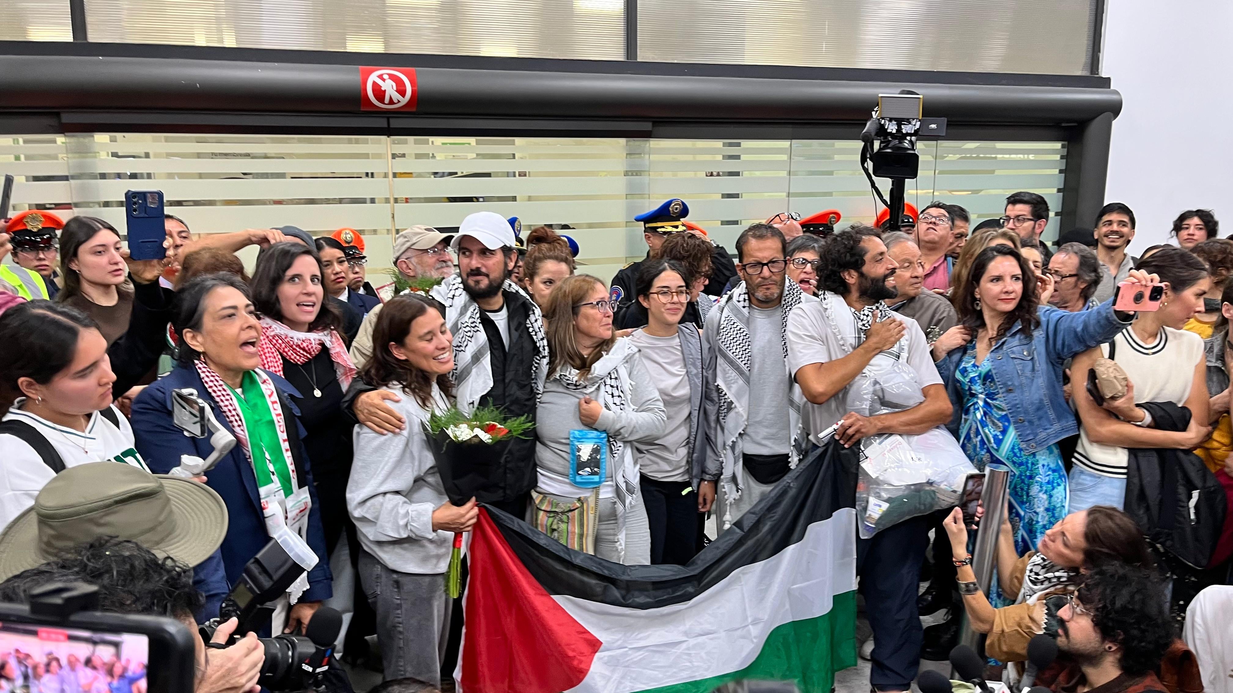 Los repatriados llegaron a la Ciudad de México la mañana de este miércoles 8 de octubre en un vuelo comercial directo.