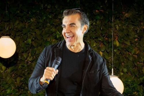 “Cuenten conmigo”, Adrián Uribe anuncia incursión en la política