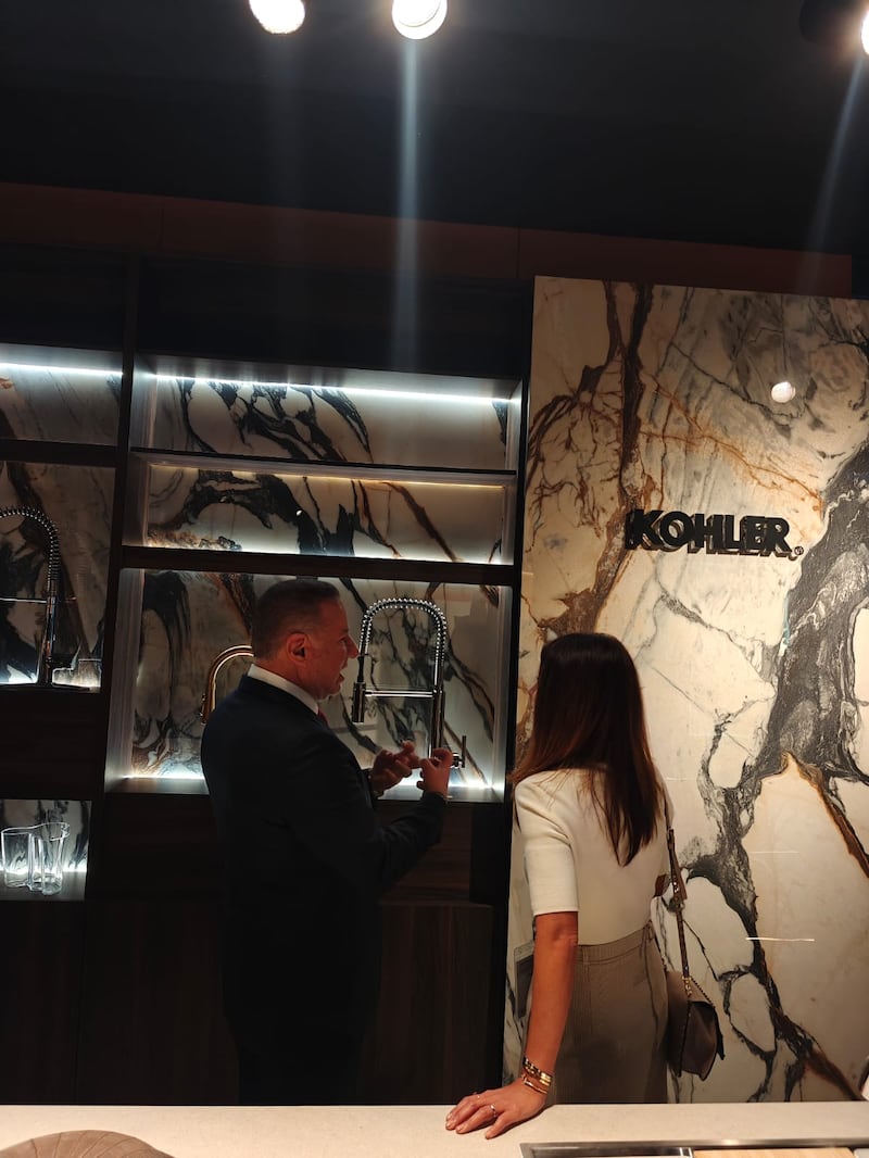 Interceramic presentó el stand más inmersivo de la exposición. Su propuesta, inspirada en los sentidos y en la conexión humana con los espacios, reafirmó su compromiso con la innovación, la sustentabilidad y el arte del diseño