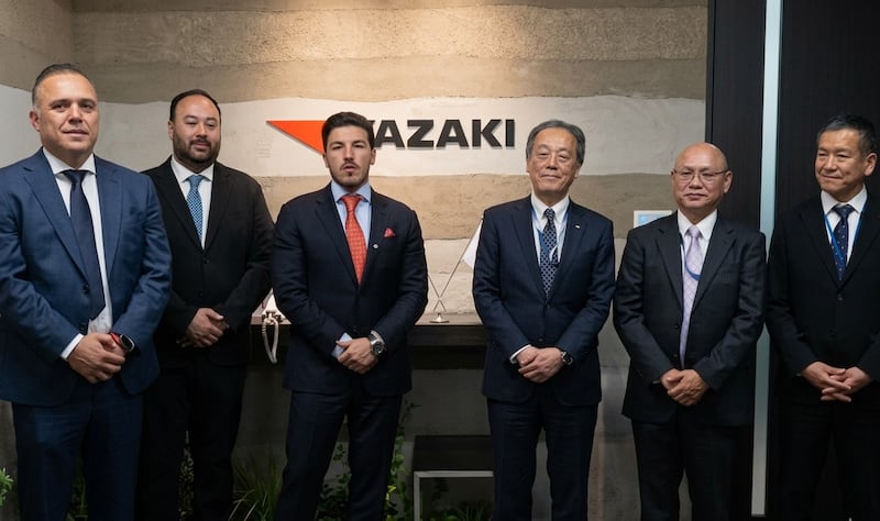 El gobernador invitó a los directivos de la empresa para que asisten al partido número mil del Mundial.