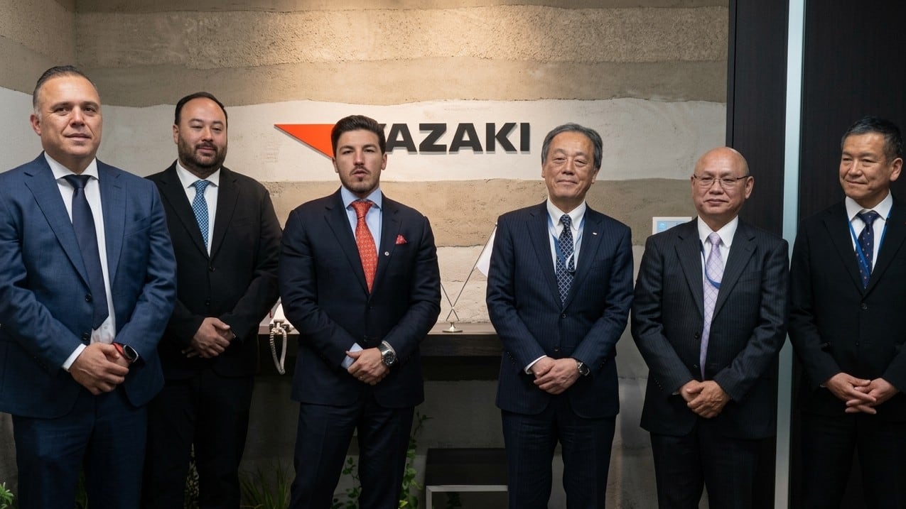 El gobernador invitó a los directivos de la empresa para que asisten al partido número mil del Mundial.