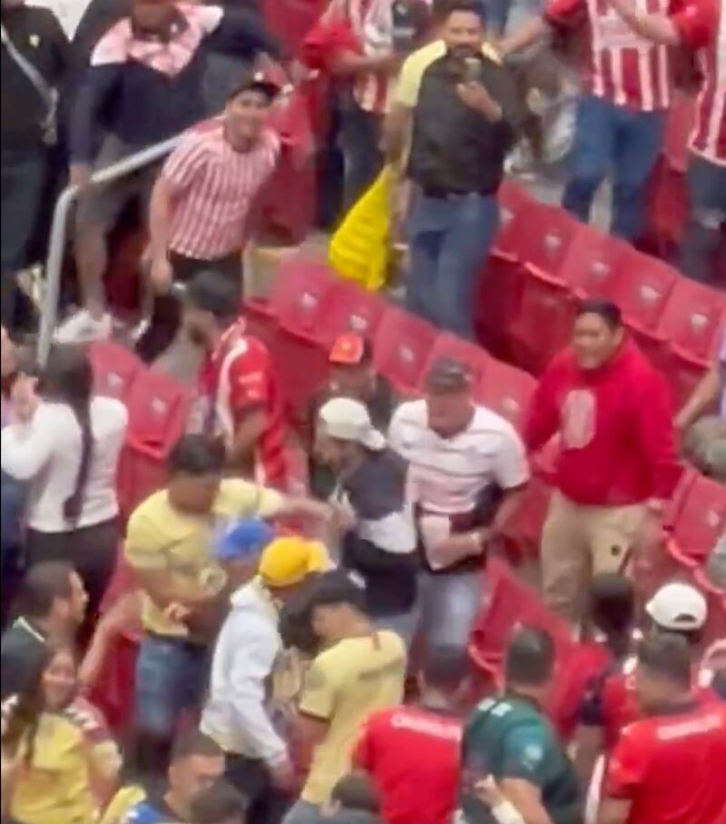 Pelea aficionados chivas-América