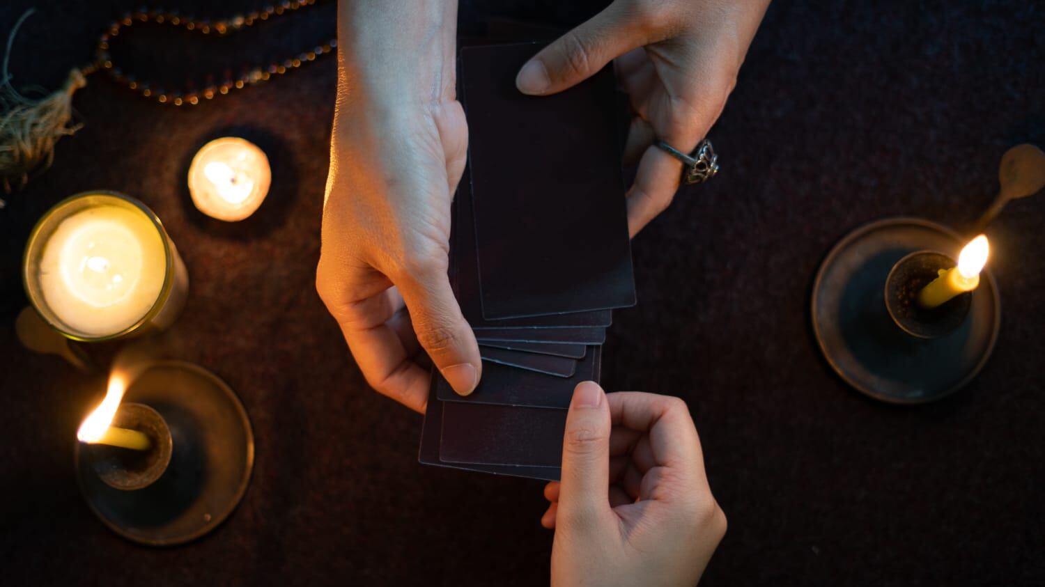 Lucy Esotérica reveló que ahora hasta se piden hechizos para aplicaciones de encuentros.