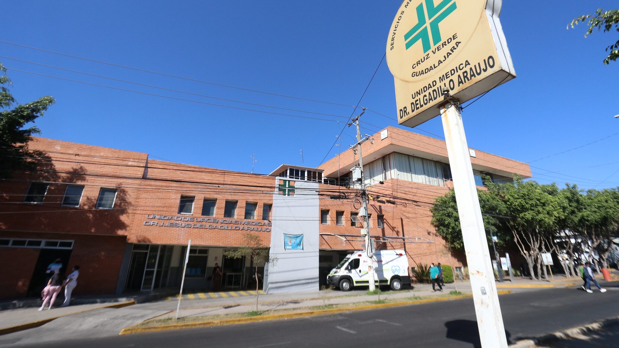 La escuela de paramédicos se encuentra dentro de las instalaciones de la Cruz Verde Delgadillo Araujo.