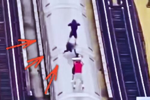 VIDEO: Dos adolescentes hacen el trend del surf encima del Metro y las encuentran muertas
