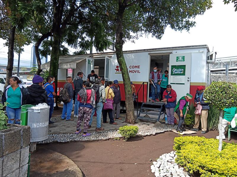 Ubicados en las cercanías de los hospitales para brindar alimento  a familiares de los pacientes.