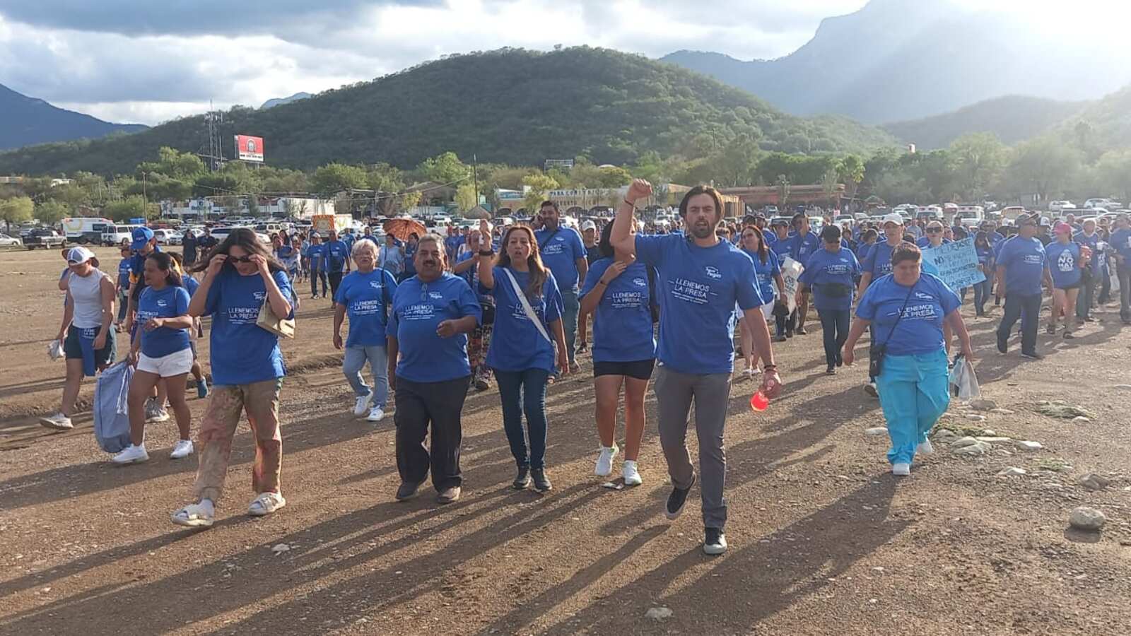 Los santiaguenses están desesperados y enojados por el descuido de la presa.