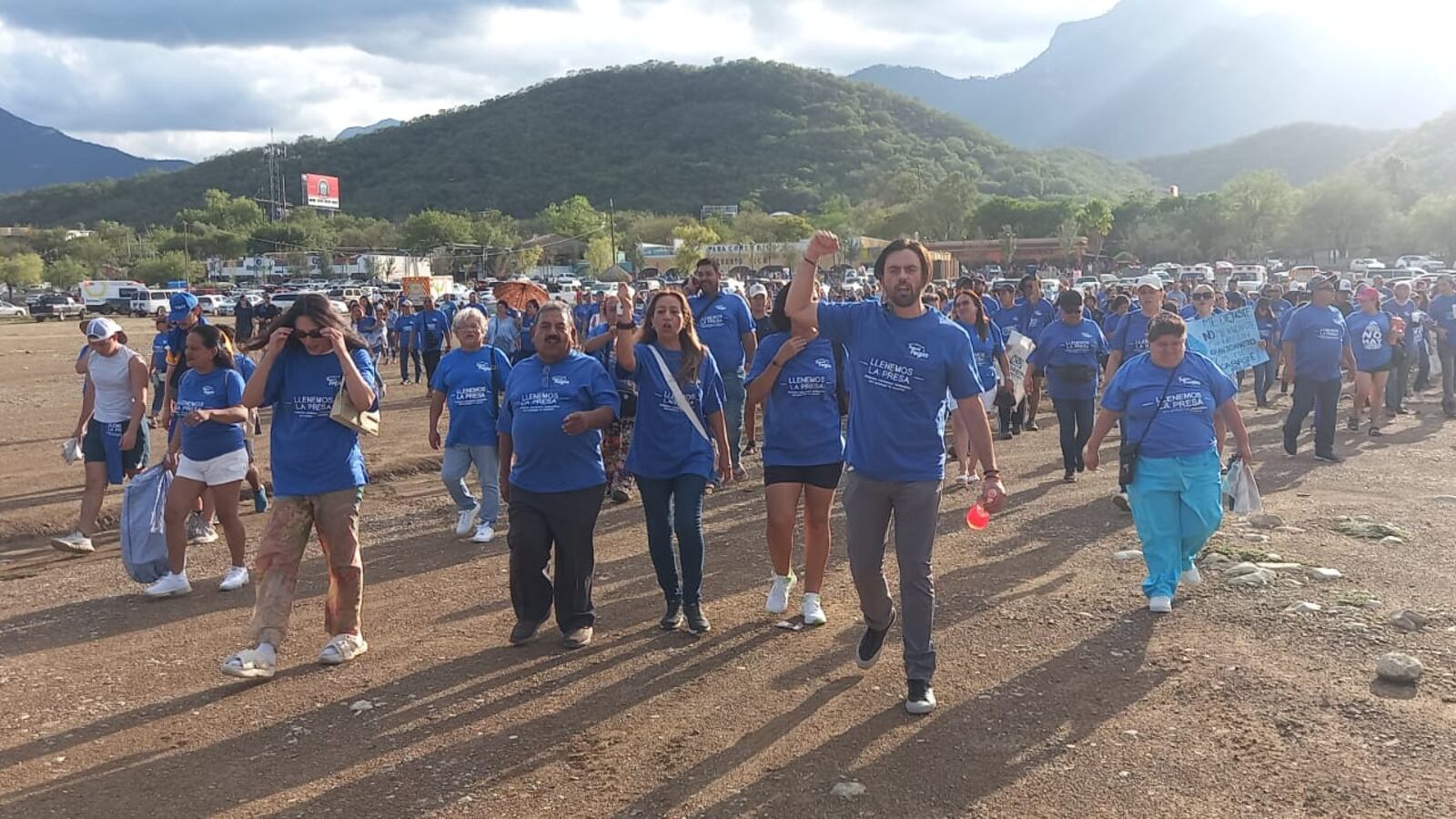 Los santiaguenses están desesperados y enojados por el descuido de la presa.