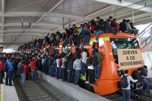 Caos matutino en el Metro CDMX: Línea 8 colapsa y reportan saturación en varias estaciones