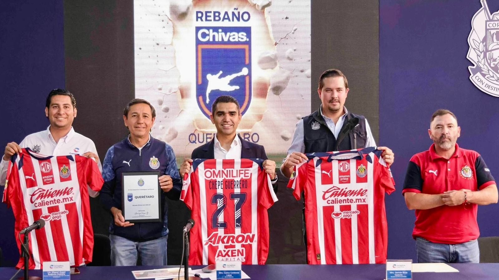 Autoridades de Corregidora y representantes de Chivas