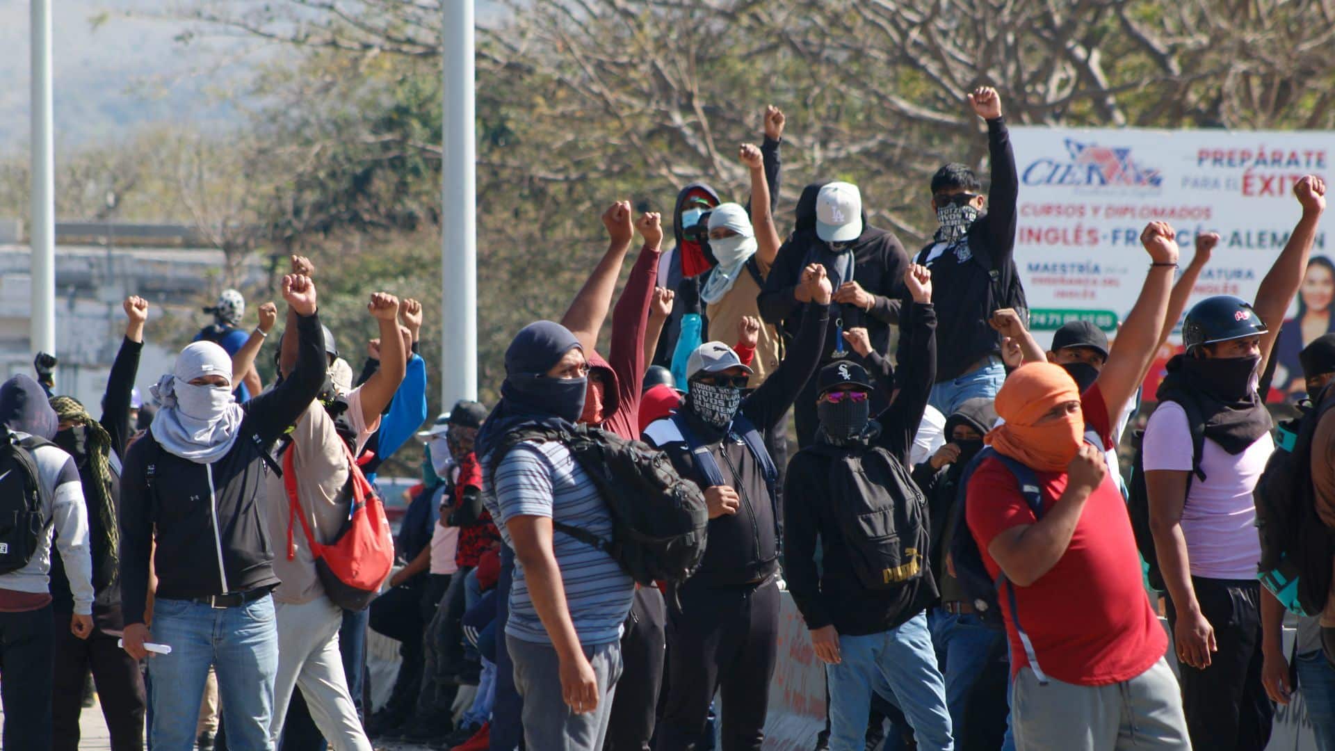Estudiantes de Ayotzinapa exigen justicia para Yanqui Kothan Gómez