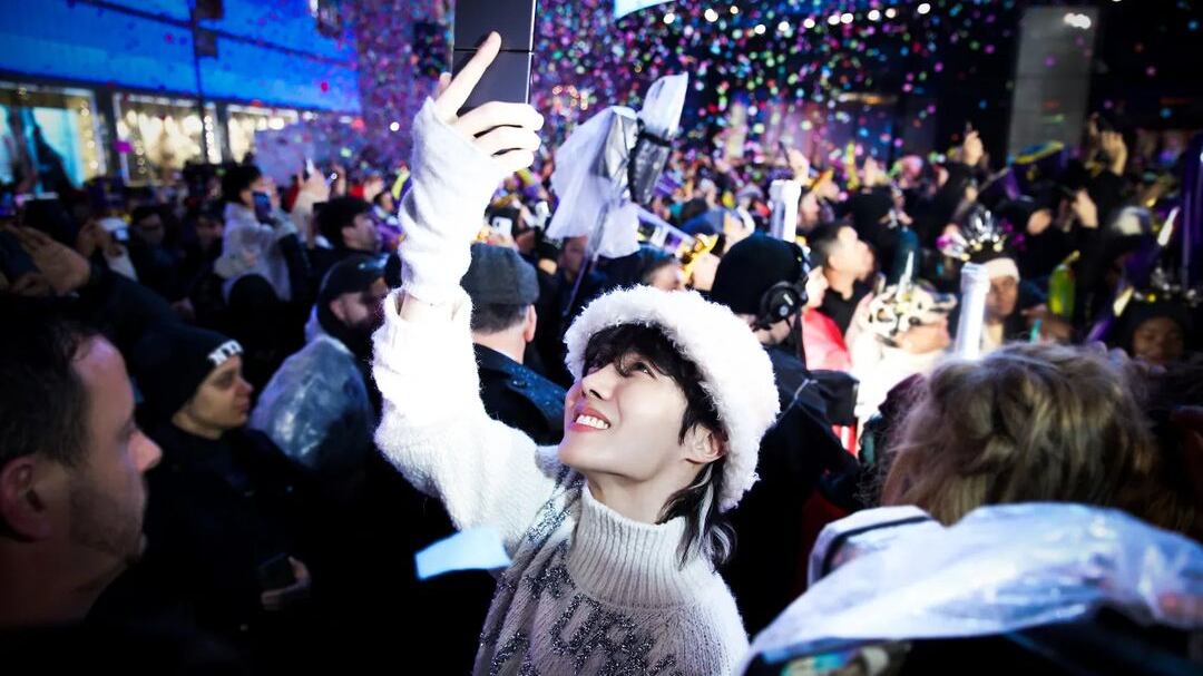 El integrante de BTS regresó a Estados Unidos para una nueva presentación en solitario.