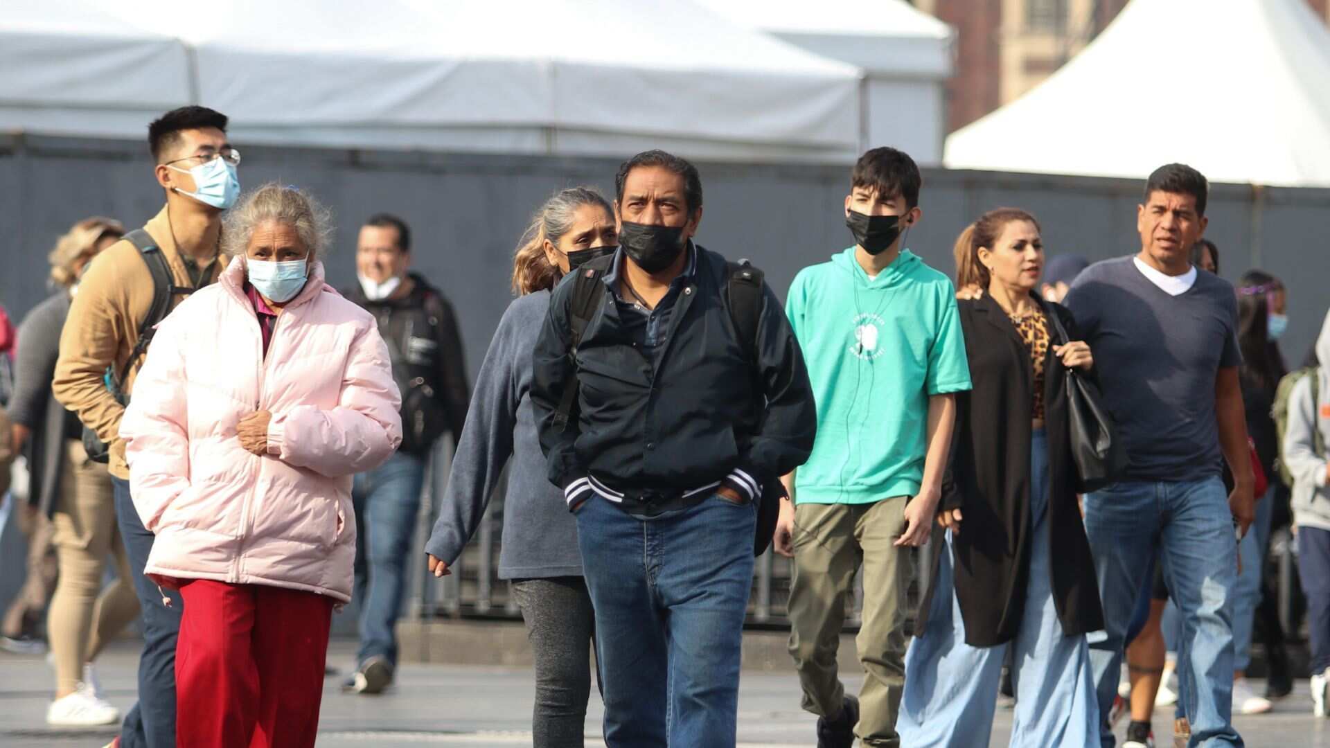 CIUDAD DE MÉXICO, 20OCTUBRE2022.- Bajas temperaturas se registran en la Capital del país por lo que personas que visitan el Centro Histórico toman sus precauciones abrigándose.
FOTO: ANDREA MURCIA /CUARTOSCURO.COM