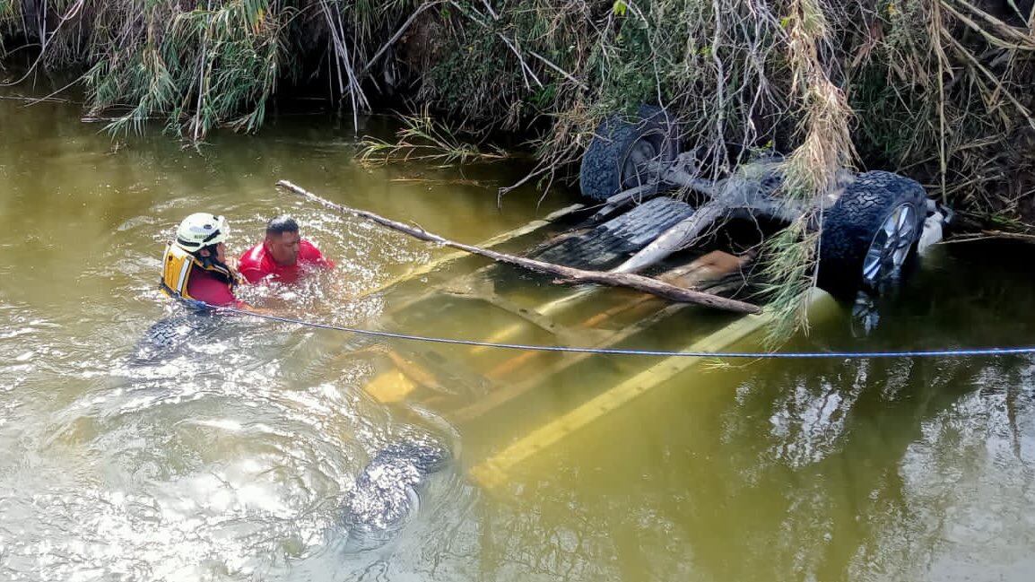 Presuntamente la camioneta estaba dentro de la acequia desde el lunes.