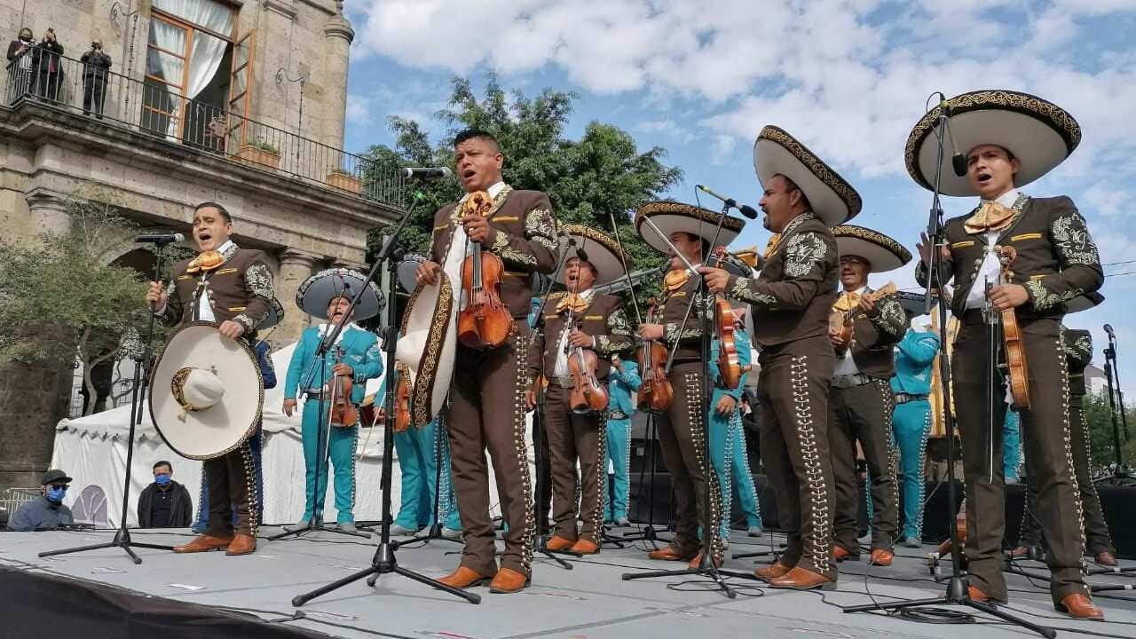 Un ensamble de mariachis interpretó la pieza Guadalajara; los mariachis tocaron de manera simultánea en varios puntos de la ciudad.
